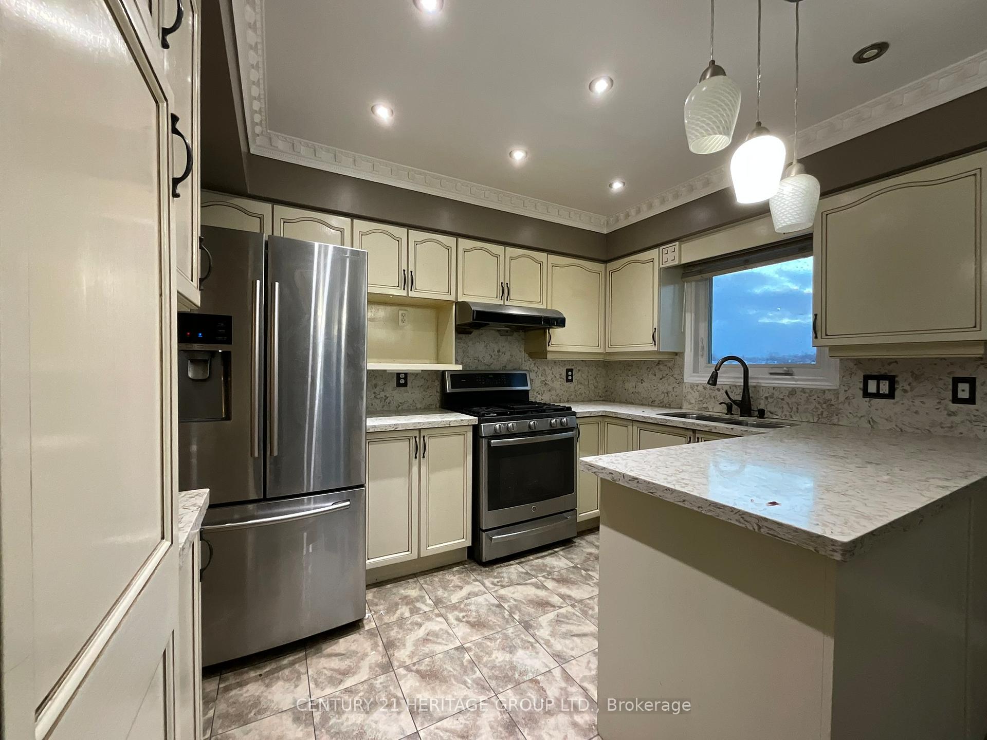 Photo 15 of 305 Sandringham Drive, Clarington, Courtice — HOMEH