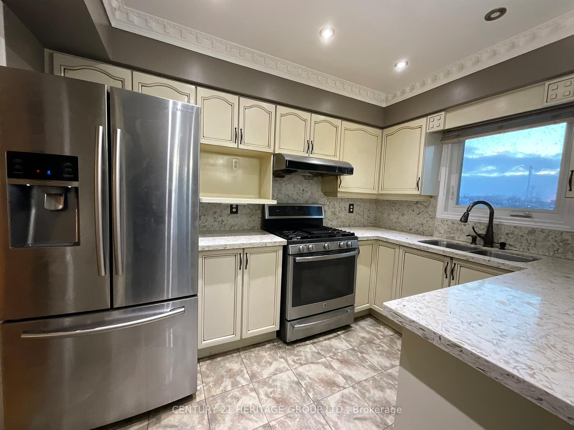 Photo 17 of 305 Sandringham Drive, Clarington, Courtice — HOMEH