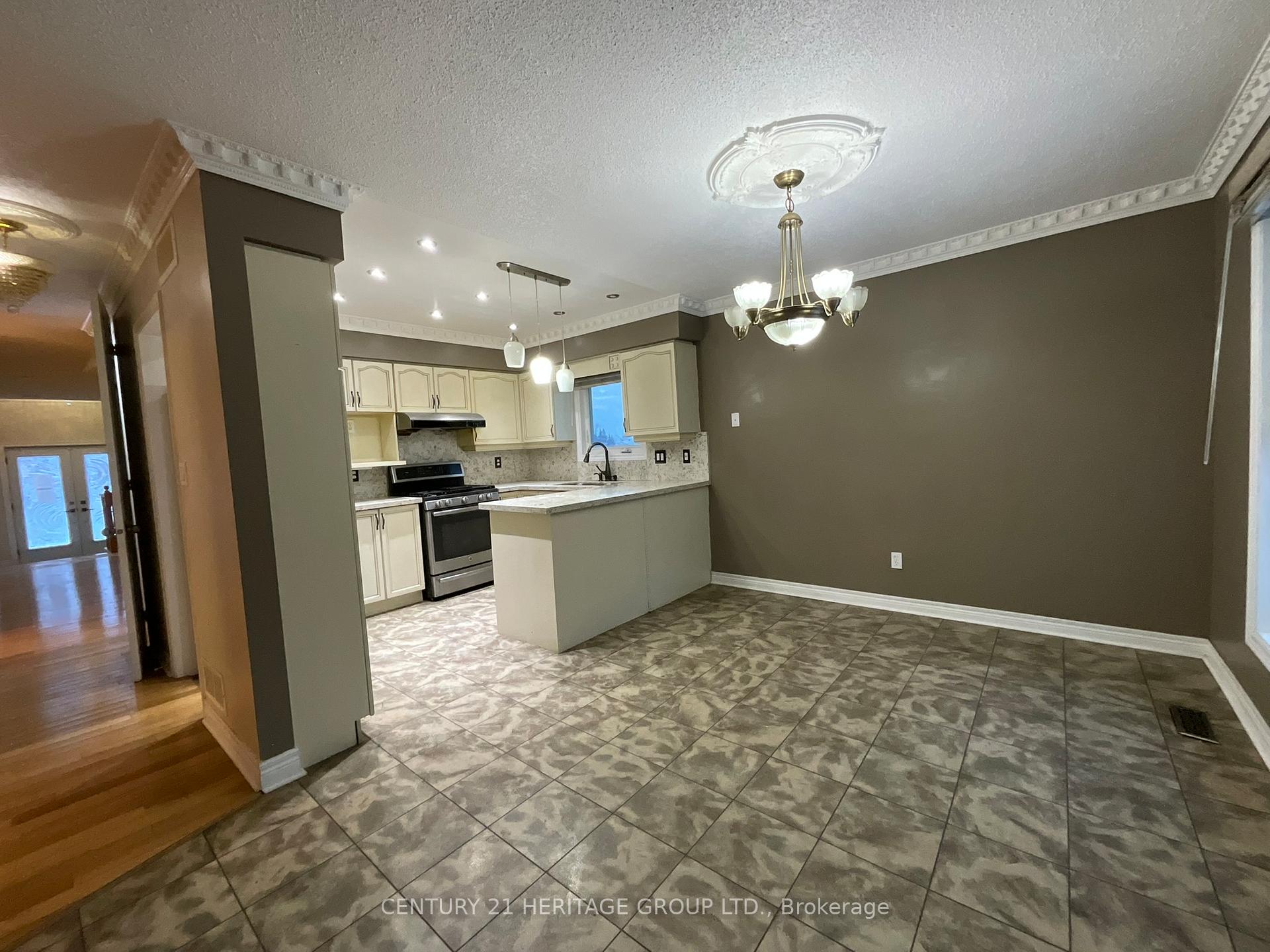 Photo 19 of 305 Sandringham Drive, Clarington, Courtice — HOMEH