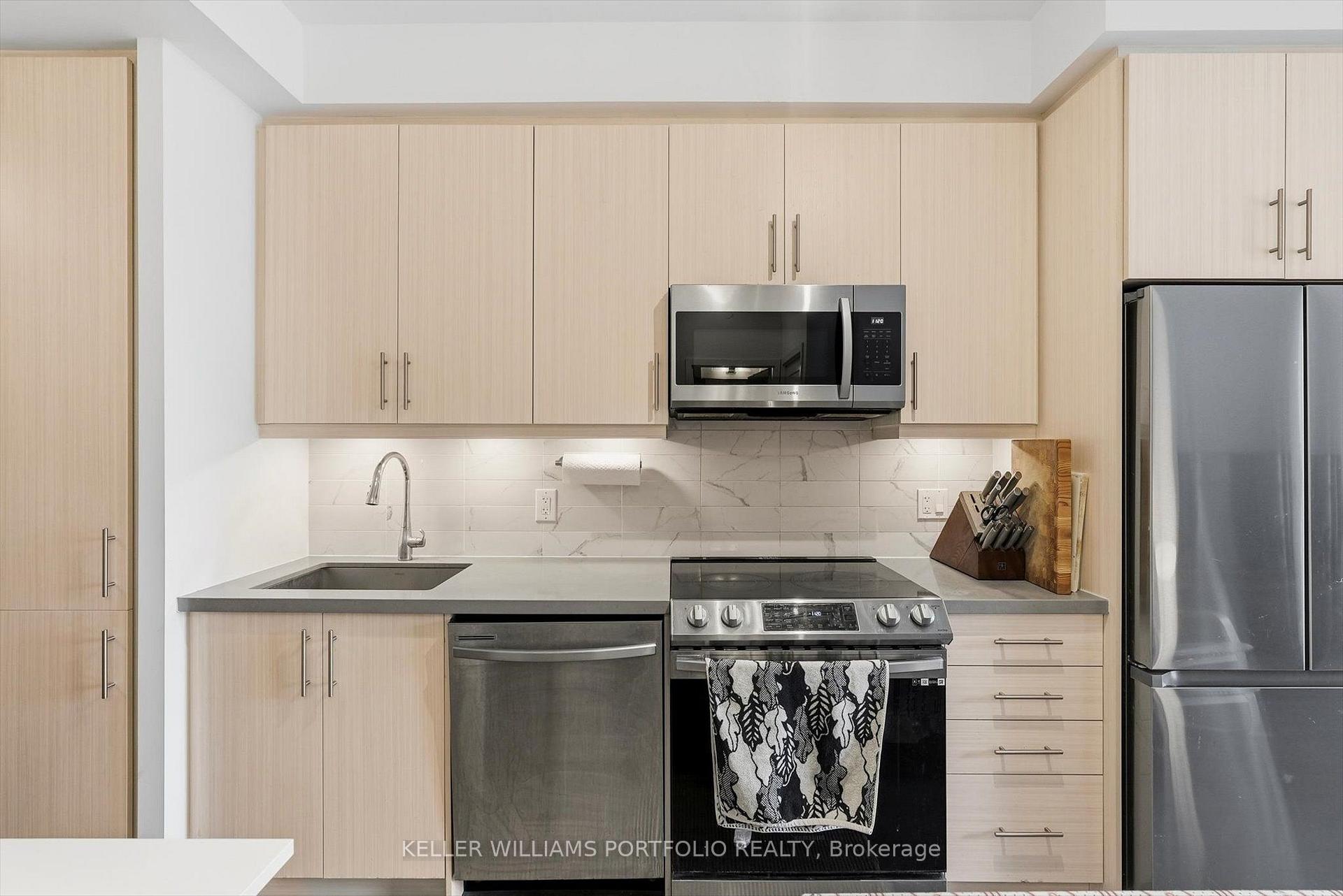 Photo 8 of Unit 806, 95 Oneida Crescent, Richmond Hill, Langstaff — HOMEH