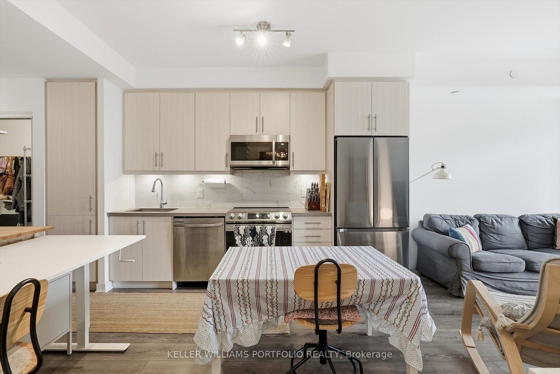 Photo 11 of Unit 806, 95 Oneida Crescent, Richmond Hill, Langstaff — HOMEH