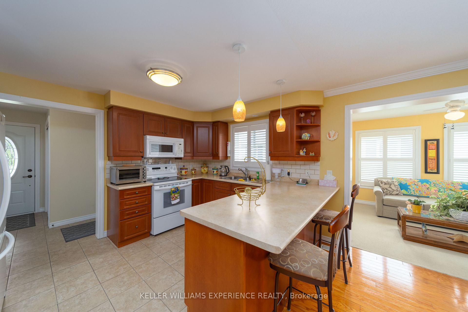 Photo 3 of 6 Virginia Avenue, Wasaga Beach — HOMEH