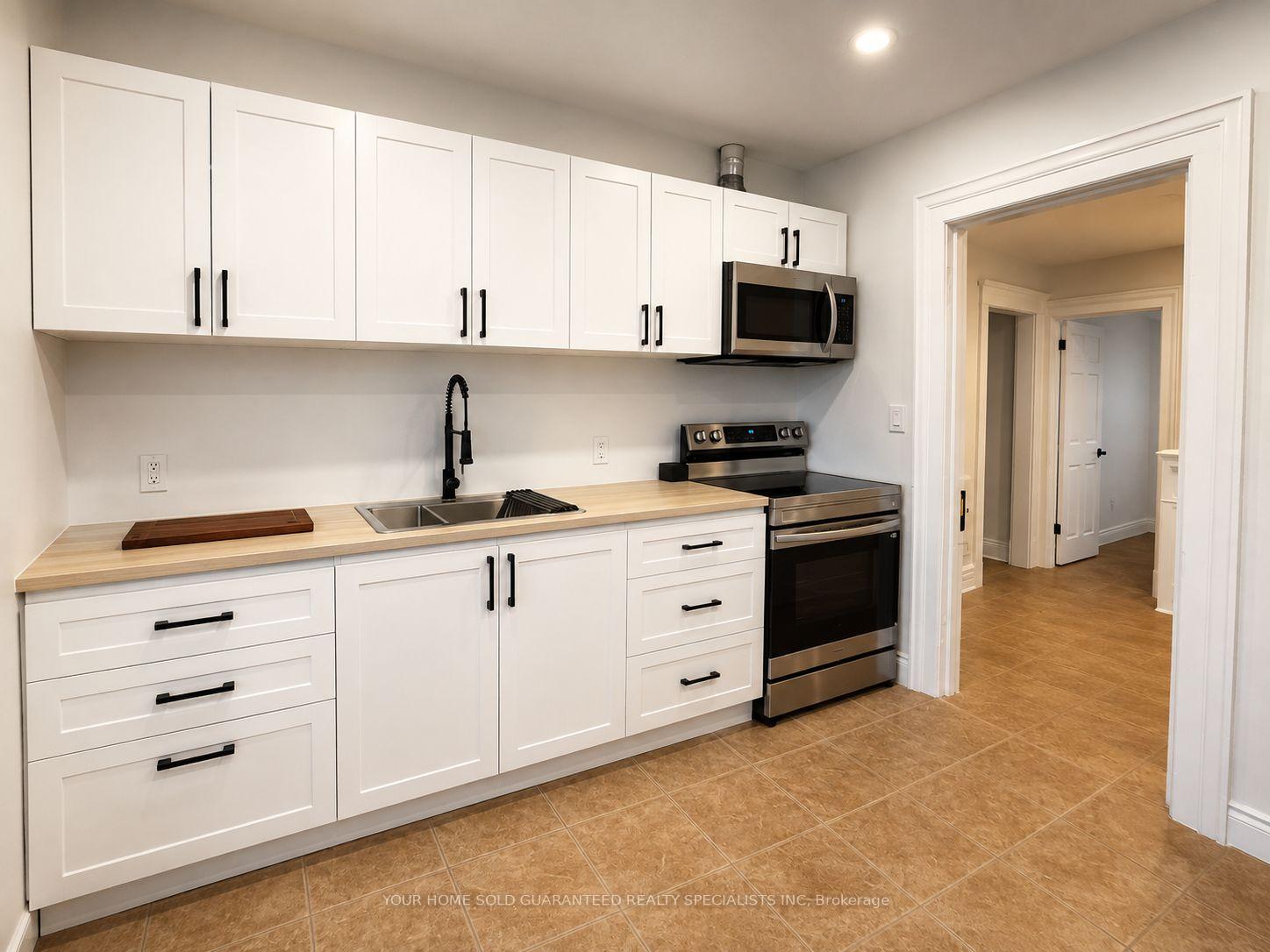 Photo 4 of Unit 2, 94 Wellington Street E, Aurora, Aurora Village — HOMEH