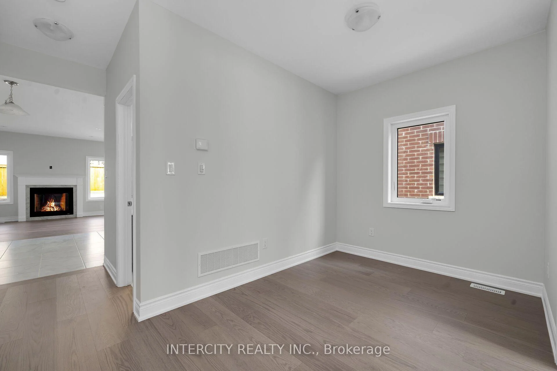 Photo 8 of 33 Ruby Lane, Halton Hills, Georgetown — HOMEH