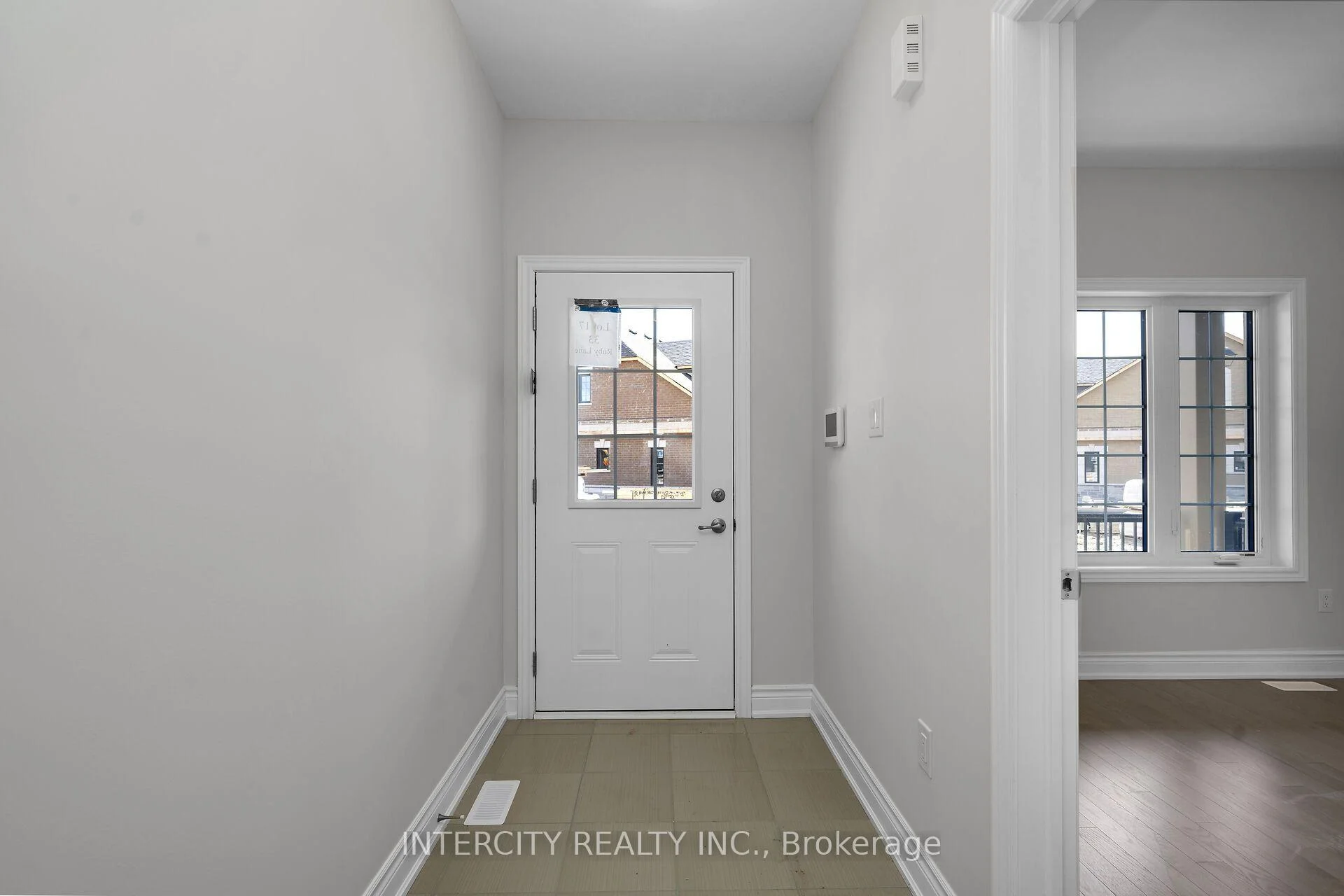 Photo 9 of 33 Ruby Lane, Halton Hills, Georgetown — HOMEH