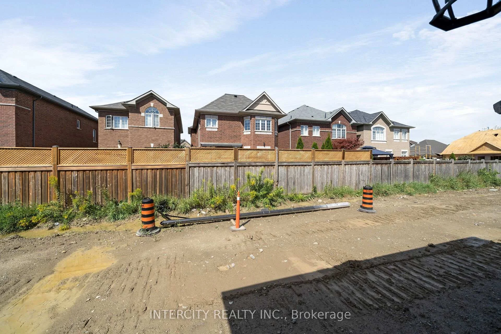 Photo 56 of 33 Ruby Lane, Halton Hills, Georgetown — HOMEH