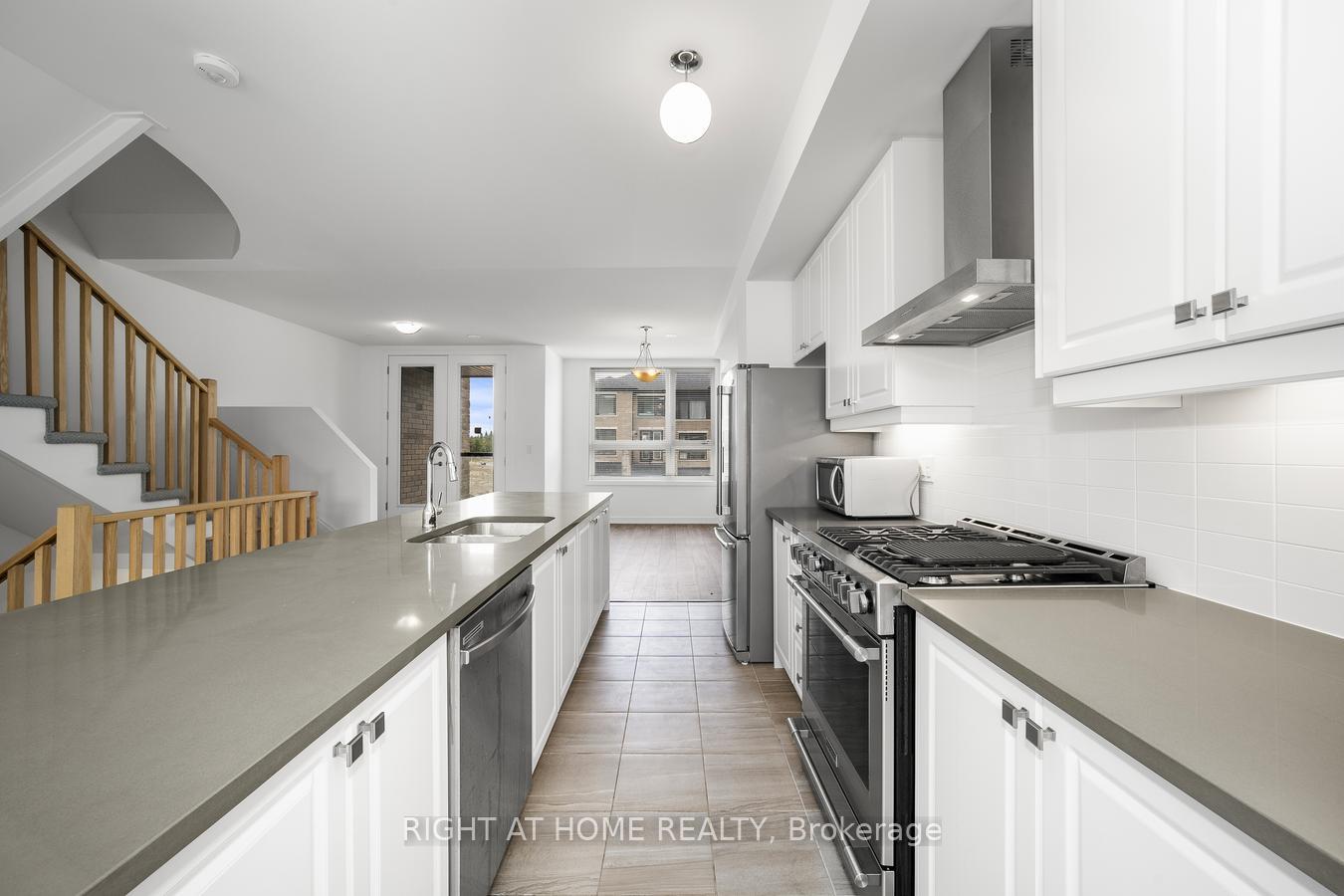 Photo 16 of 6 Blue Forest Crescent, Barrie, Painswick North — HOMEH