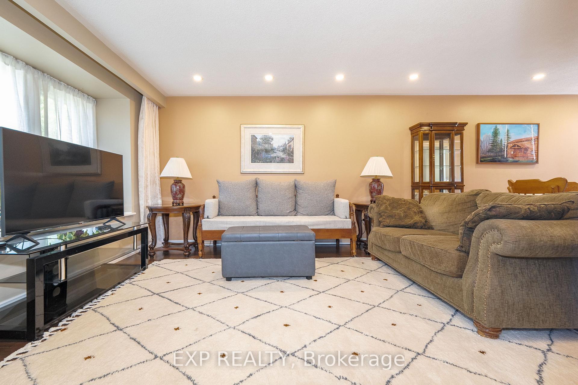 Photo 8 of 74 Longford Crescent, Scarborough, L'Amoreaux — HOMEH