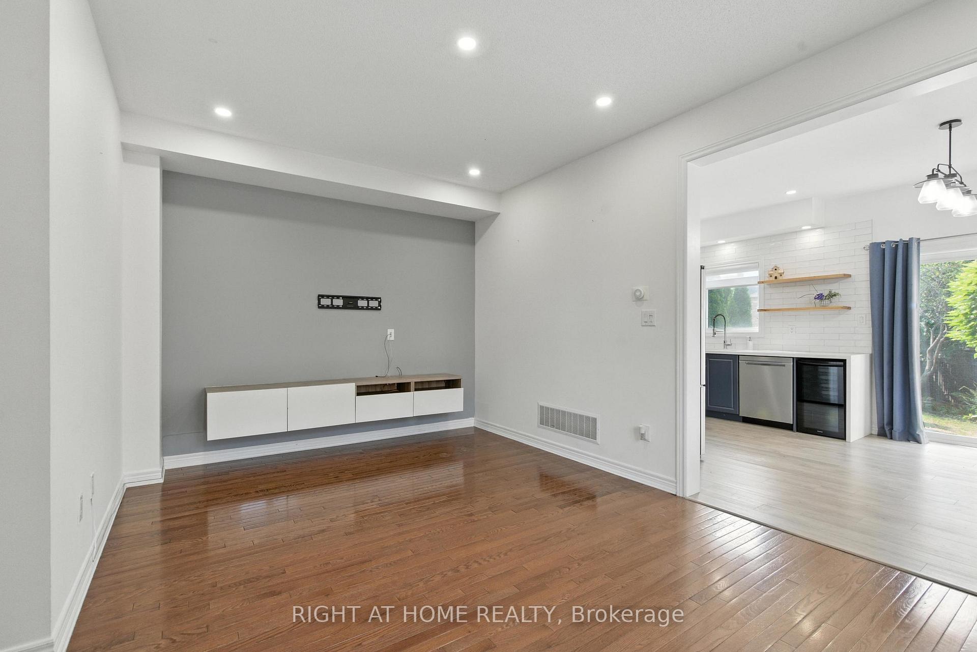 Photo 7 of 215 Canada Drive, Vaughan, Vellore Village — HOMEH