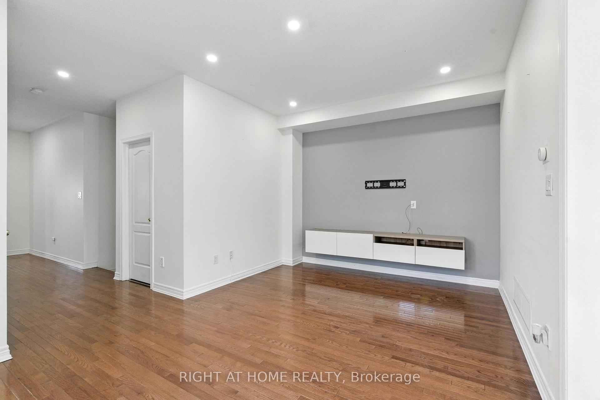 Photo 8 of 215 Canada Drive, Vaughan, Vellore Village — HOMEH