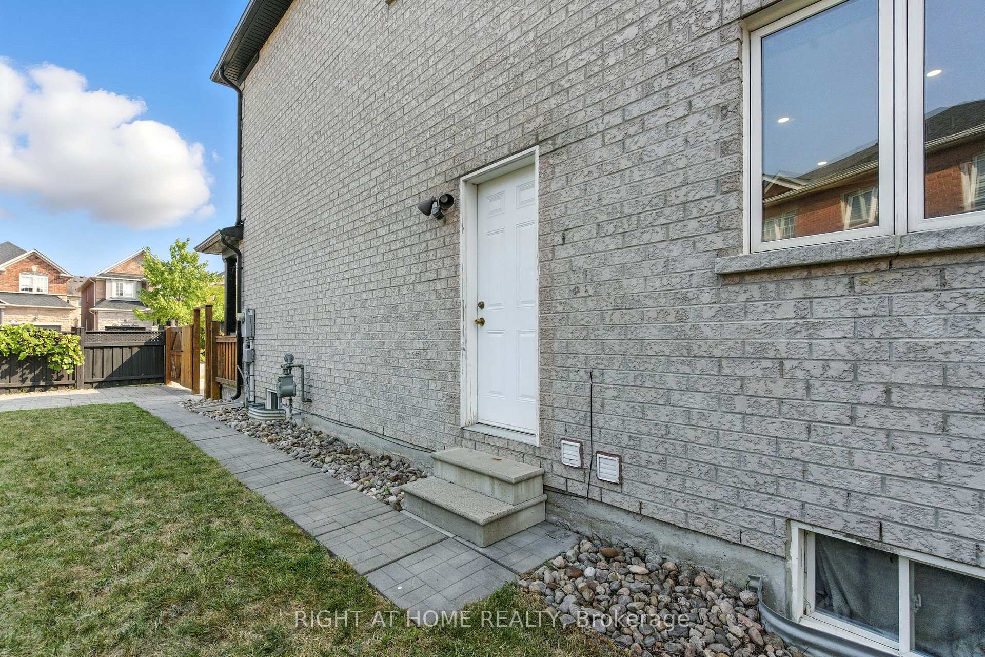 Photo 36 of 215 Canada Drive, Vaughan, Vellore Village — HOMEH