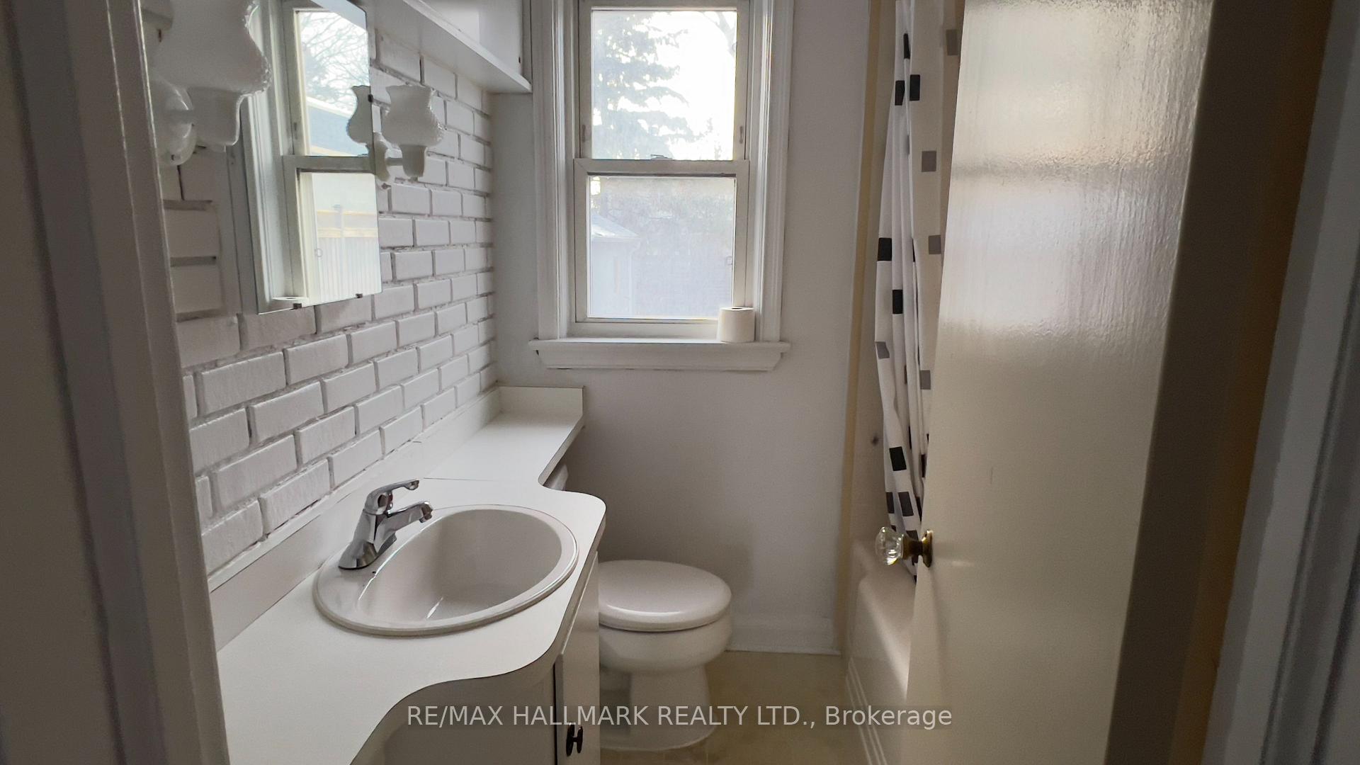 Photo 3 of 10 Adele Avenue, North York, Downsview-Roding-CFB — HOMEH