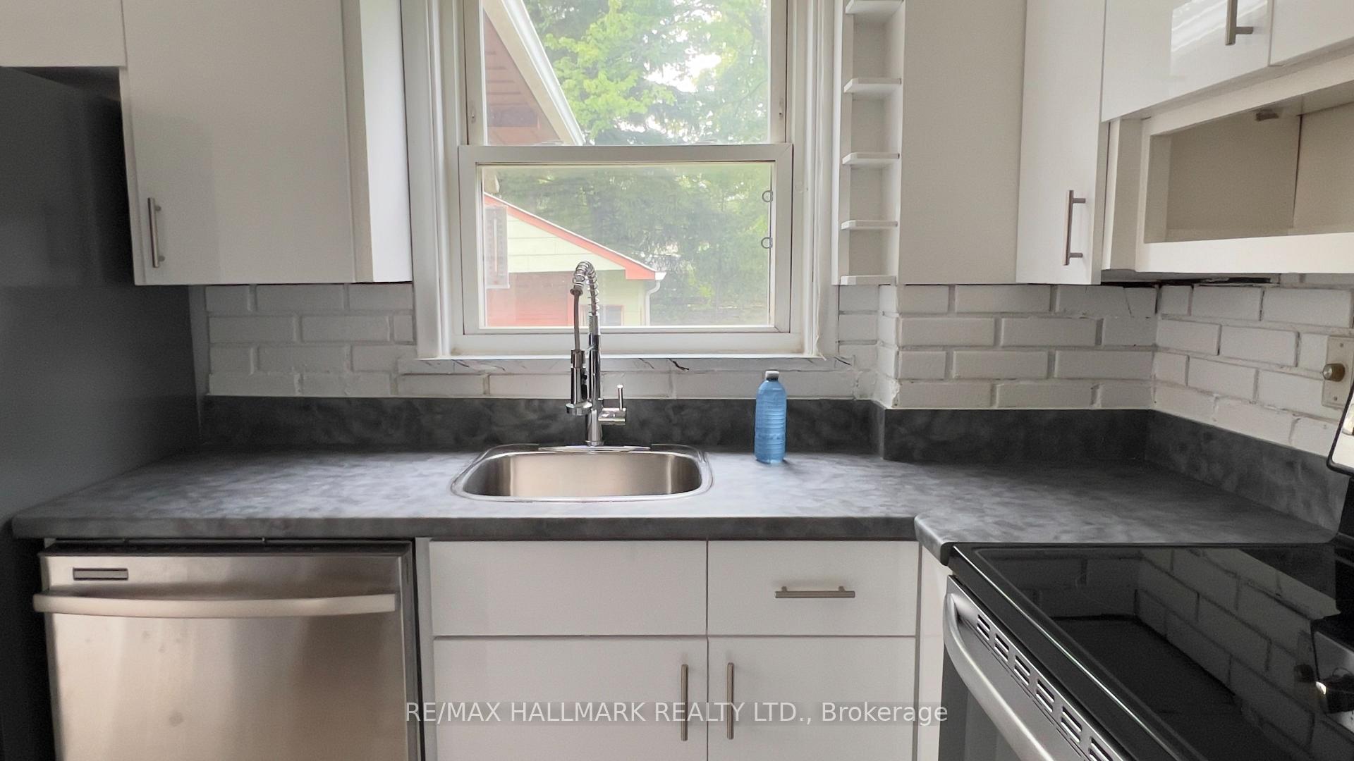 Photo 5 of 10 Adele Avenue, North York, Downsview-Roding-CFB — HOMEH