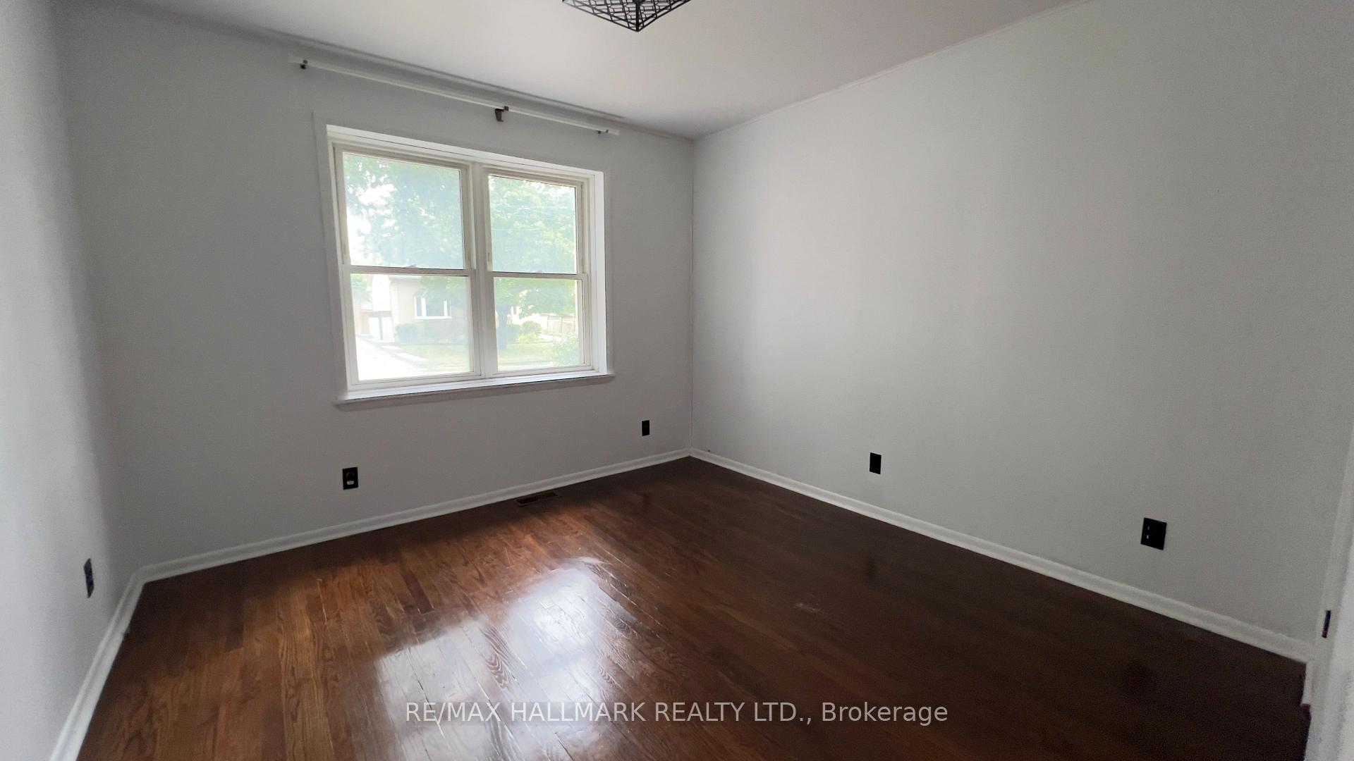 Photo 13 of 10 Adele Avenue, North York, Downsview-Roding-CFB — HOMEH