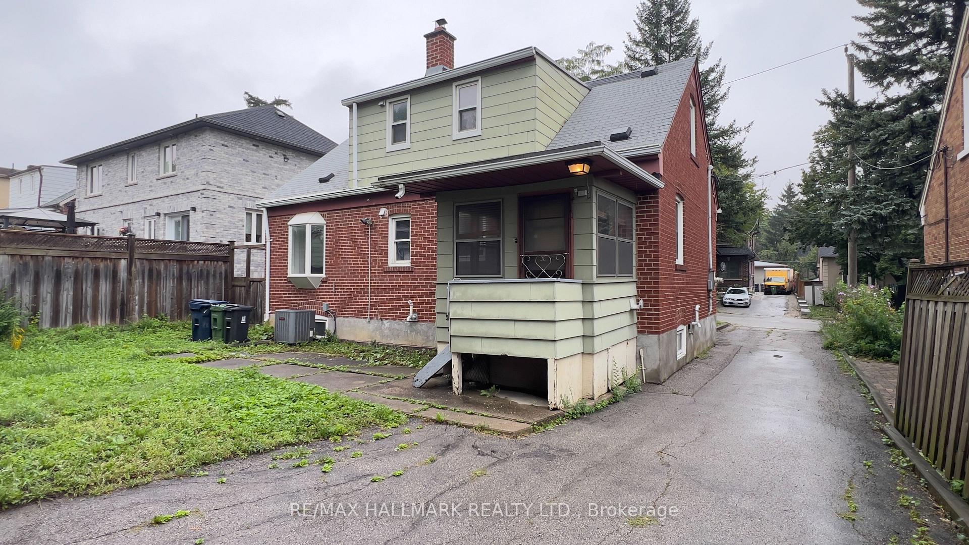 Photo 16 of 10 Adele Avenue, North York, Downsview-Roding-CFB — HOMEH