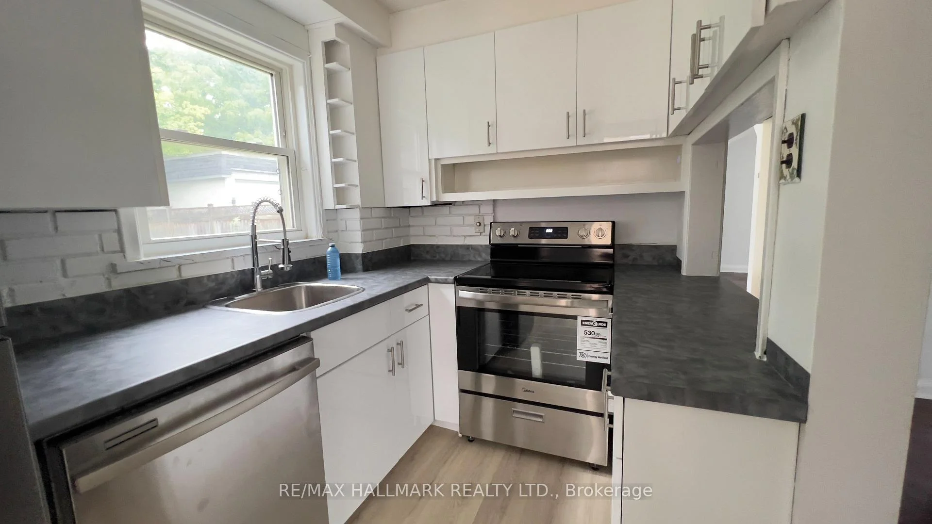 Photo 8 of 10 Adele Avenue, North York, Downsview-Roding-CFB — HOMEH