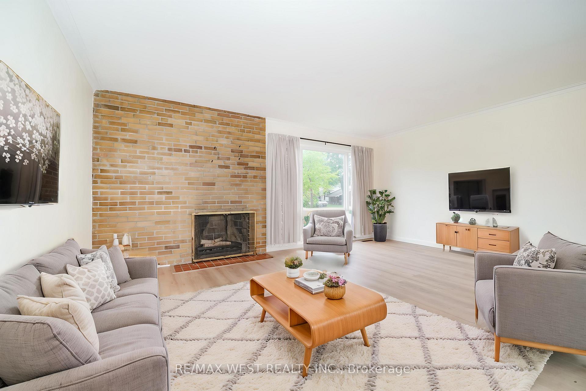 Photo 3 of 5 Cromarty Drive, Etobicoke, Rexdale-Kipling — HOMEH