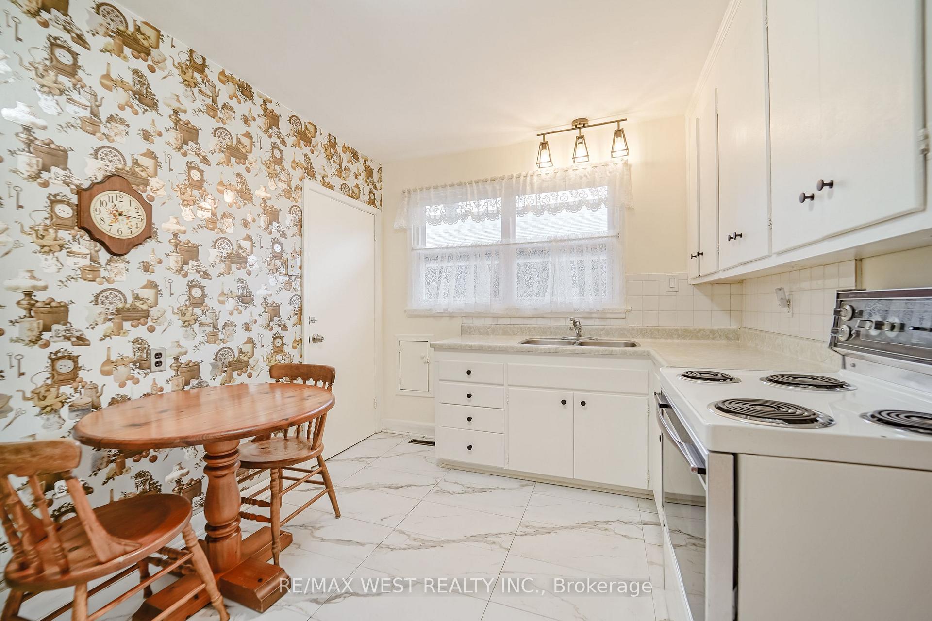 Photo 4 of 5 Cromarty Drive, Etobicoke, Rexdale-Kipling — HOMEH