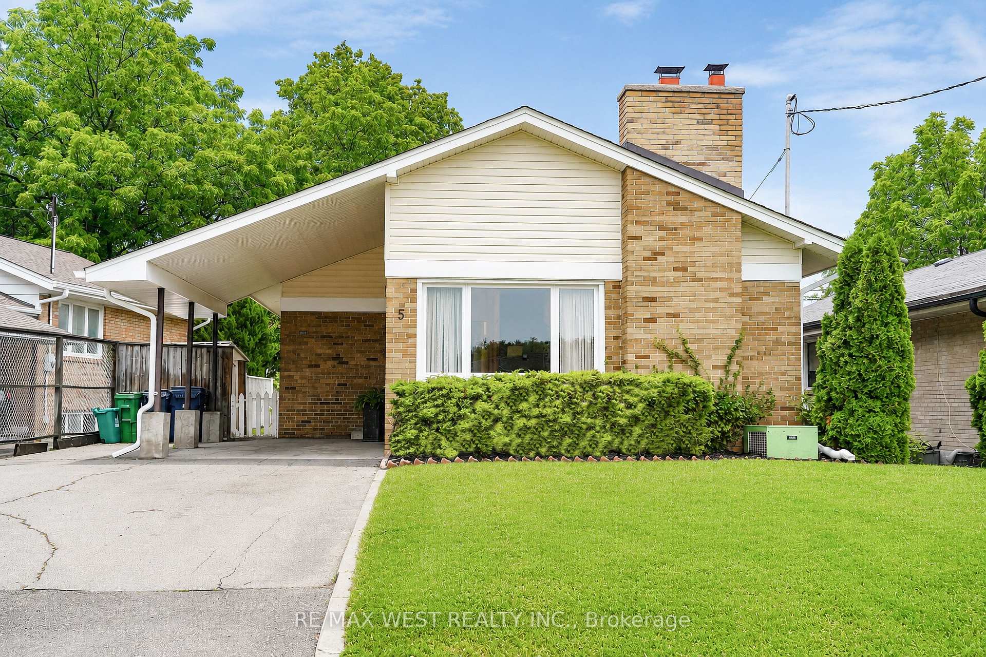 Photo 2 of 5 Cromarty Drive, Etobicoke, Rexdale-Kipling — HOMEH