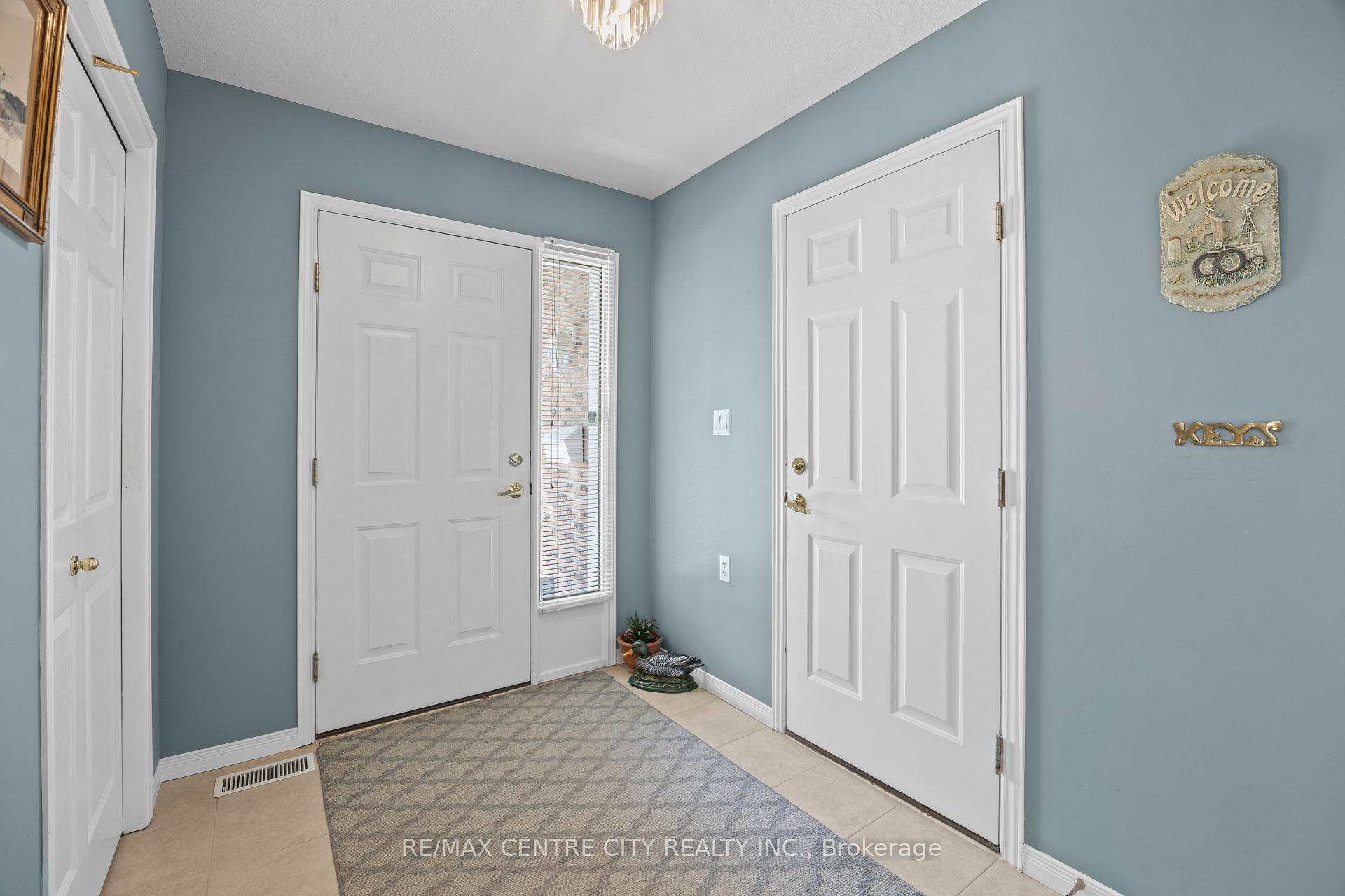 Photo 3 of 33 Ilderbrook Circle, Middlesex Centre, Ilderton — HOMEH