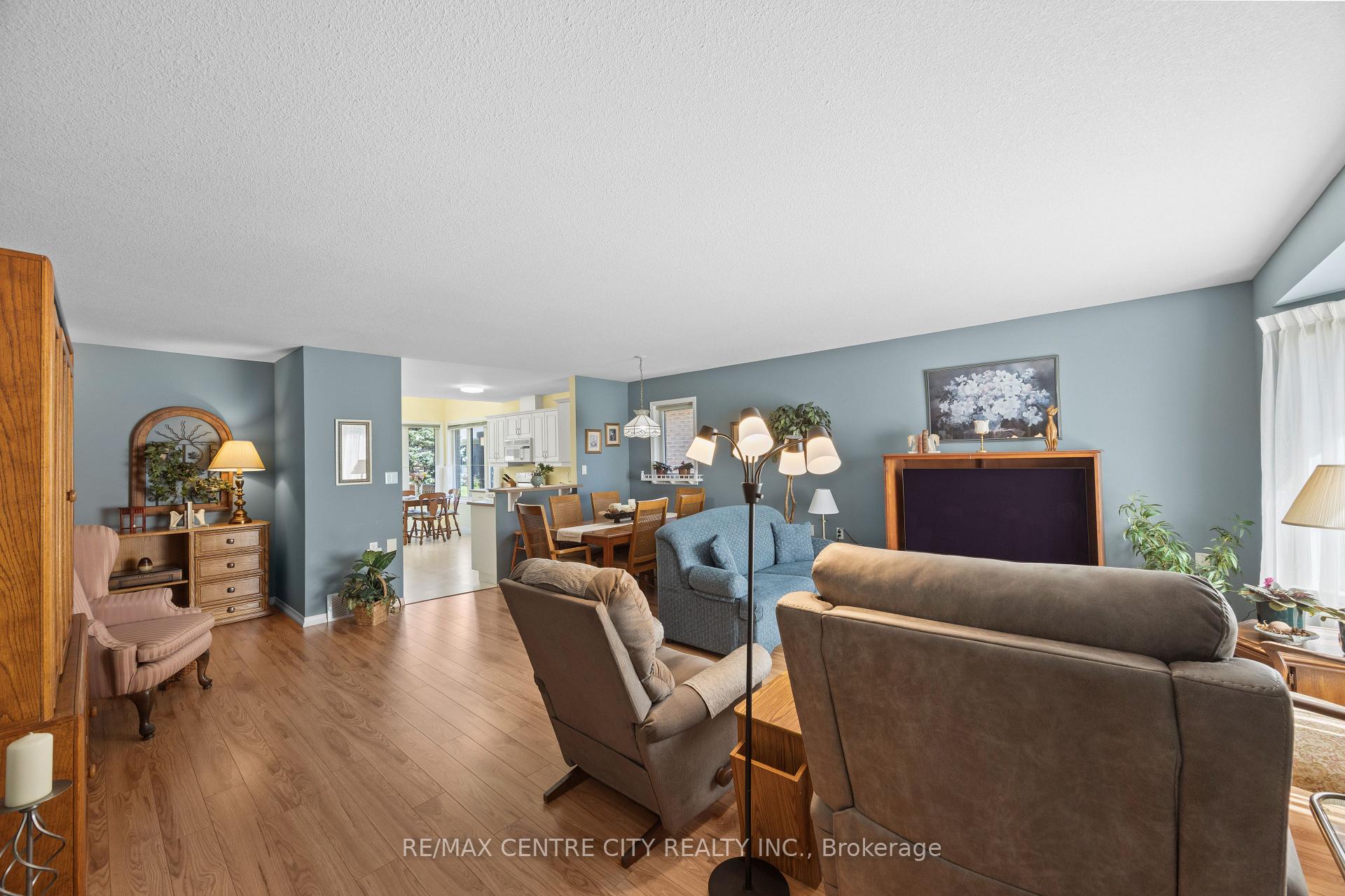 Photo 5 of 33 Ilderbrook Circle, Middlesex Centre, Ilderton — HOMEH