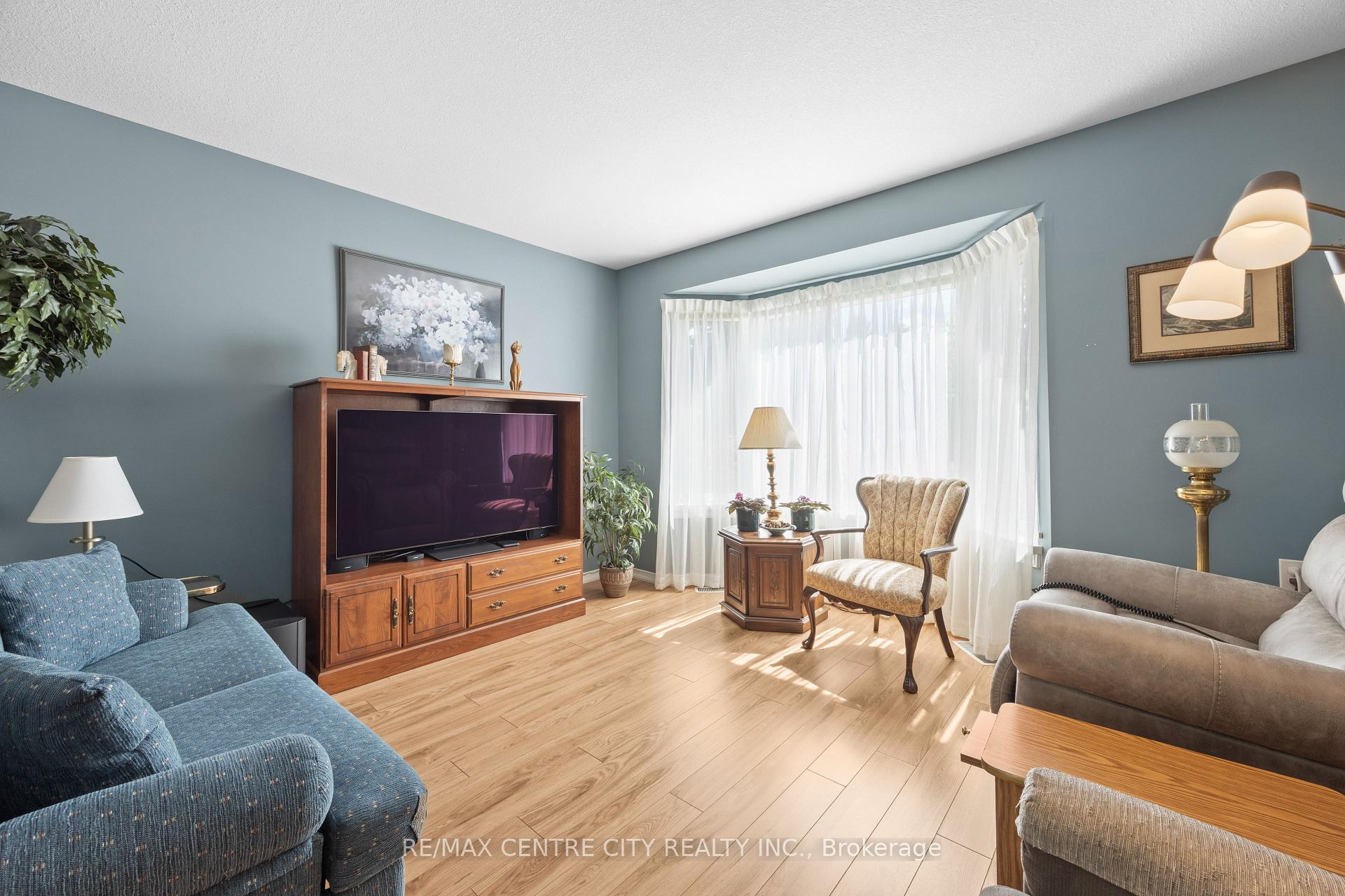 Photo 7 of 33 Ilderbrook Circle, Middlesex Centre, Ilderton — HOMEH