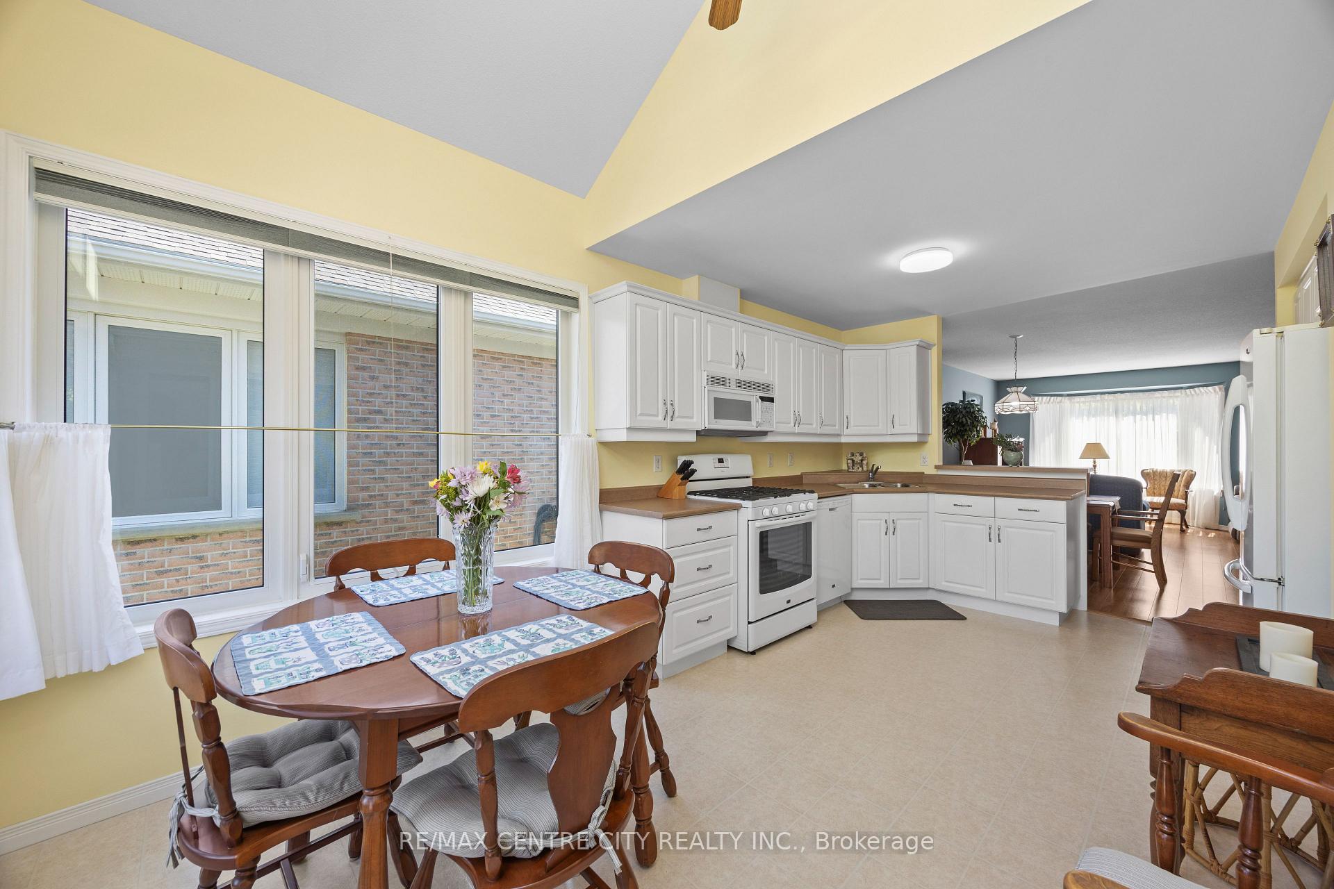 Photo 10 of 33 Ilderbrook Circle, Middlesex Centre, Ilderton — HOMEH