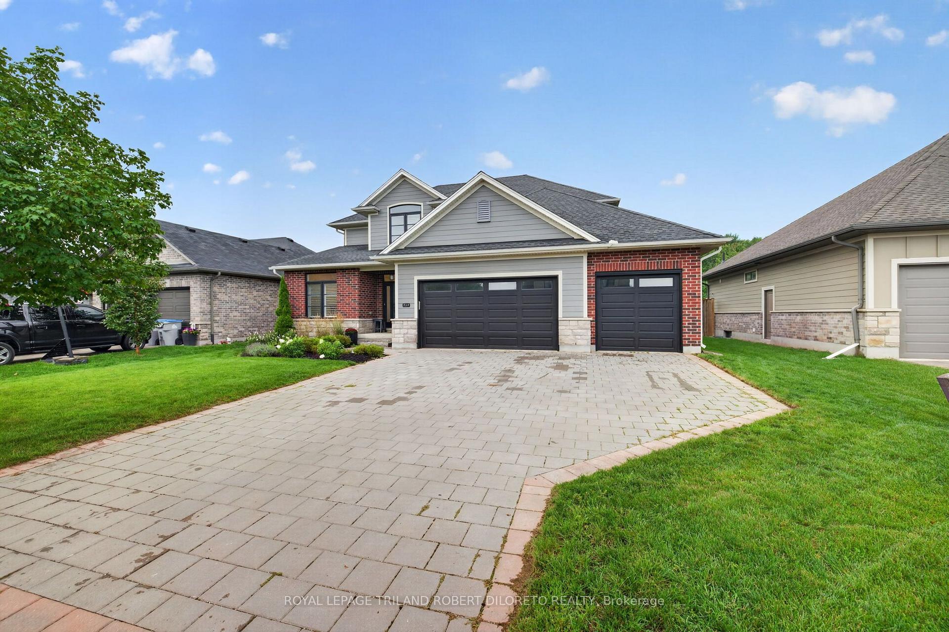 Photo 2 of 734 Radisson Lane, Strathroy-Caradoc, Mount Brydges — HOMEH
