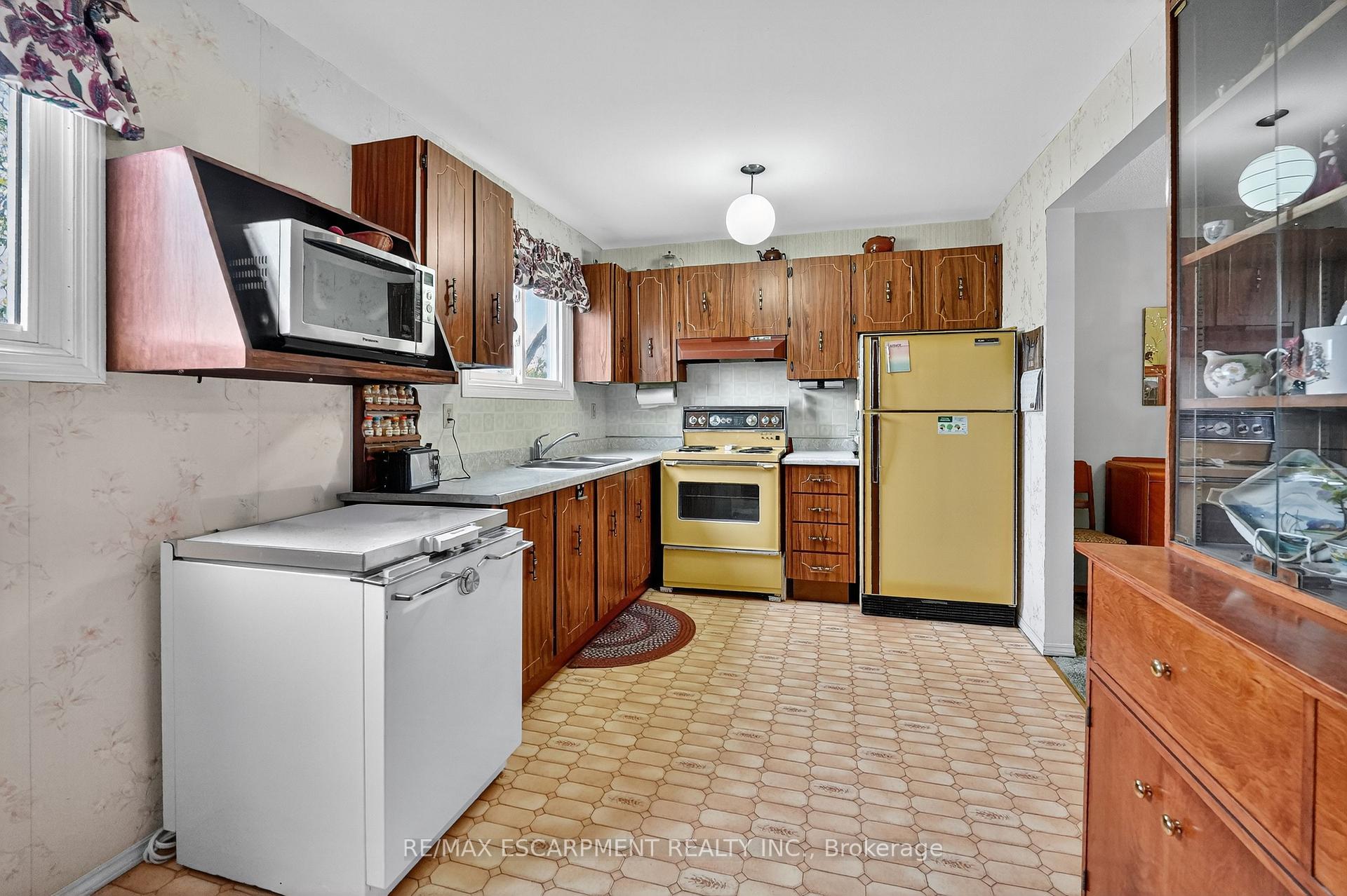 Photo 10 of Unit 1, 34 Bow Valley Drive, Hamilton, Riverdale — HOMEH