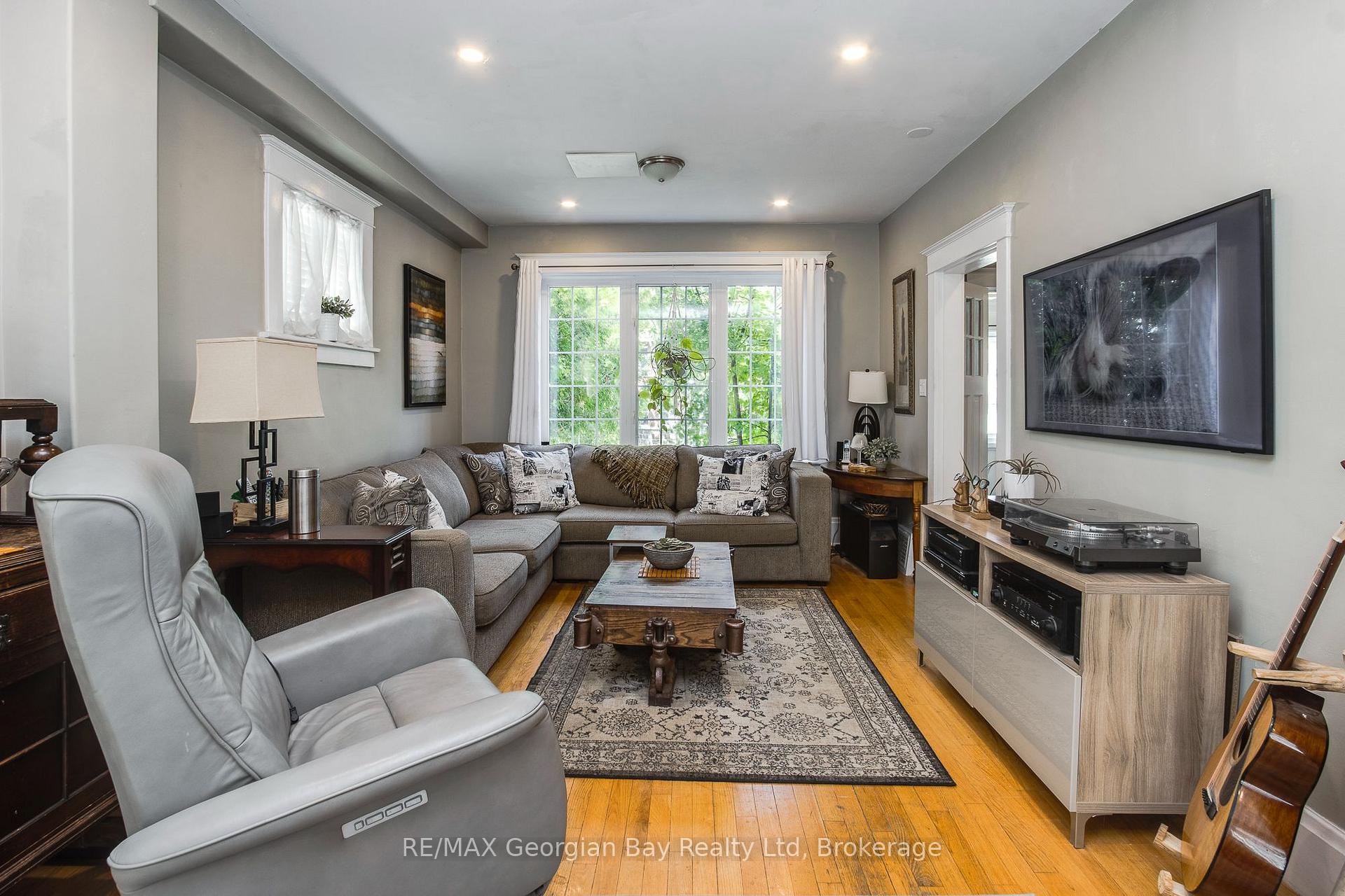Photo 11 of 449 Elizabeth Street, Midland — HOMEH