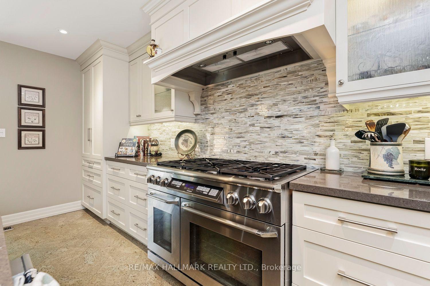 Photo 10 of 25 Queensborough Crescent, Etobicoke, Willowridge-Martingrove-Richview — HOMEH