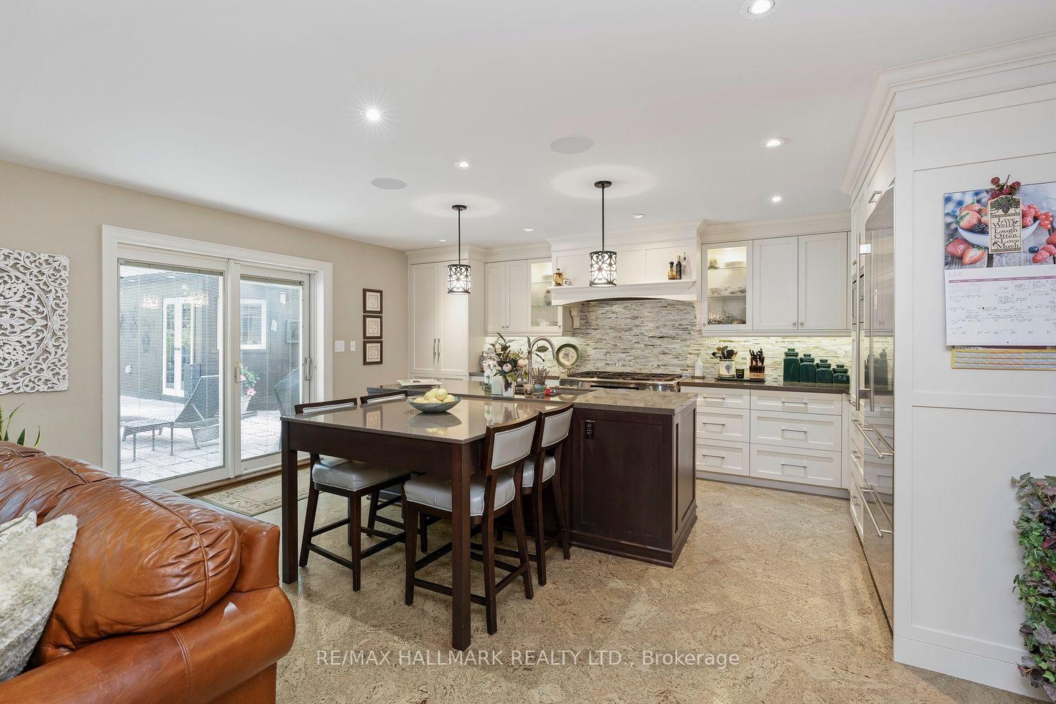 Photo 11 of 25 Queensborough Crescent, Etobicoke, Willowridge-Martingrove-Richview — HOMEH