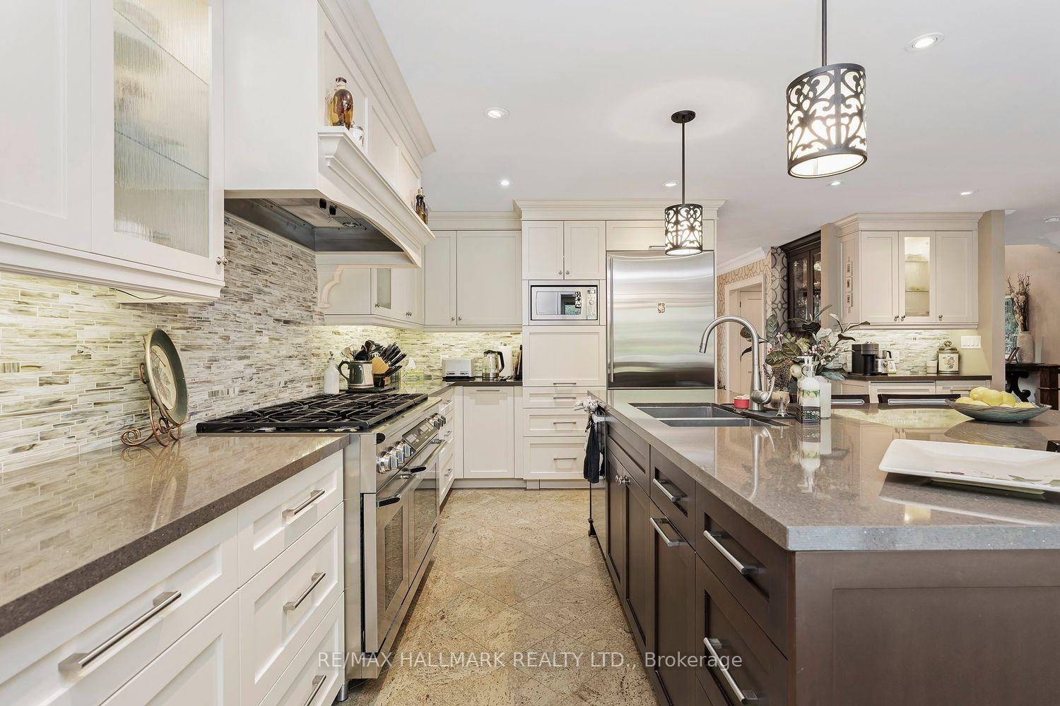 Photo 12 of 25 Queensborough Crescent, Etobicoke, Willowridge-Martingrove-Richview — HOMEH