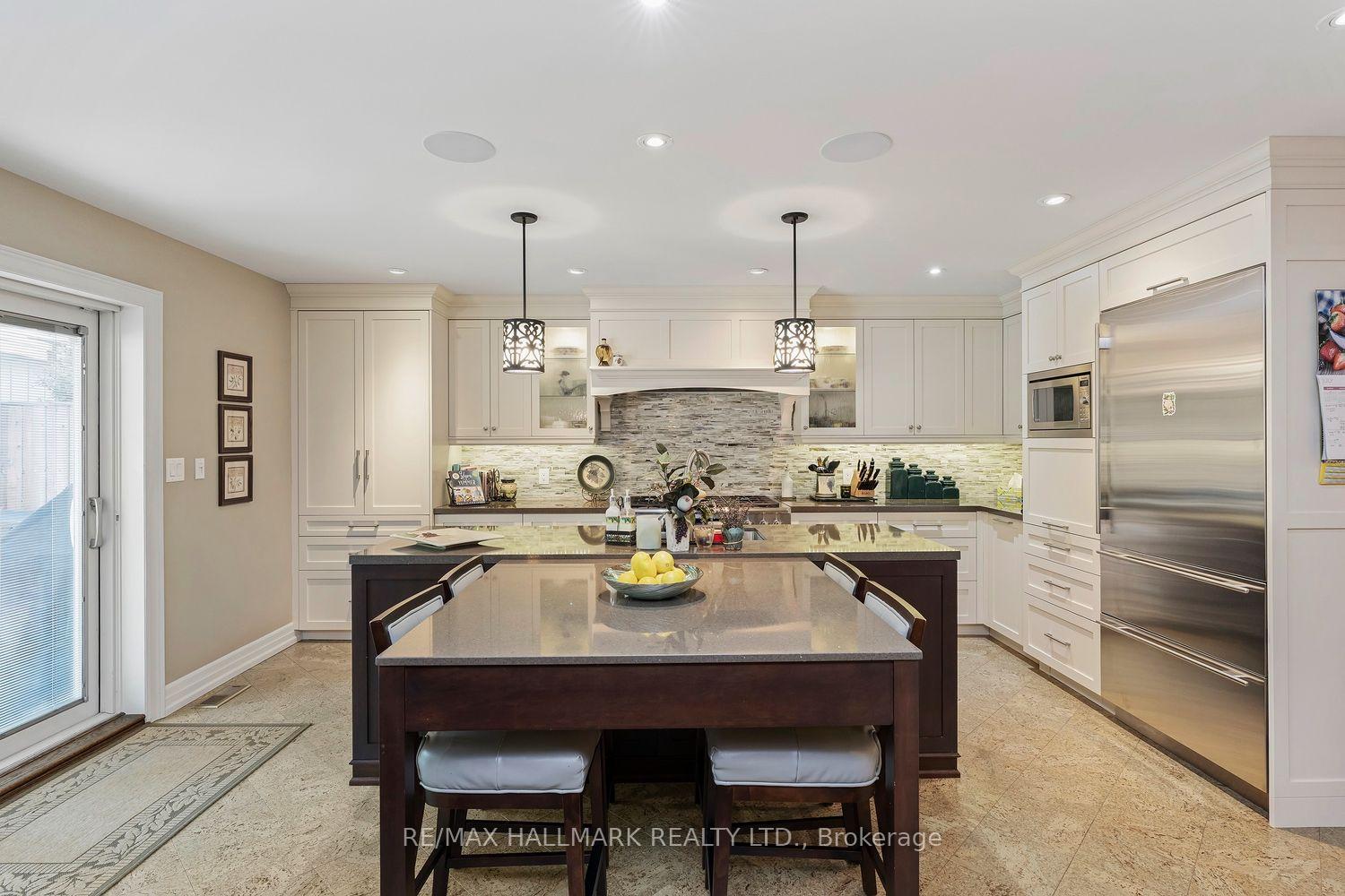 Photo 13 of 25 Queensborough Crescent, Etobicoke, Willowridge-Martingrove-Richview — HOMEH