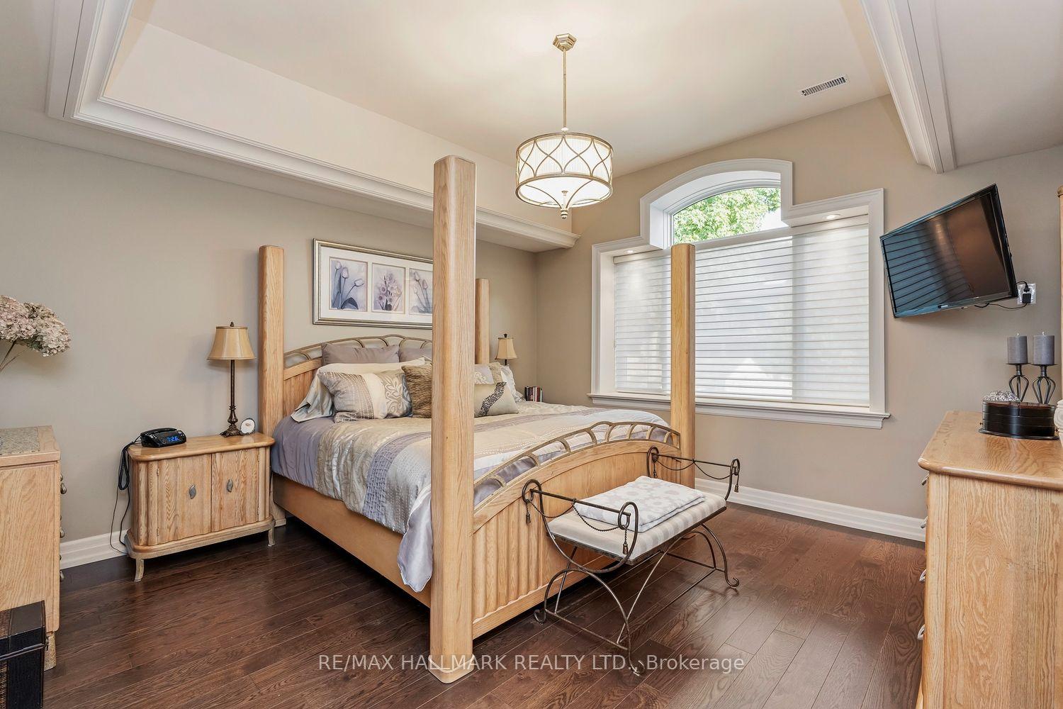 Photo 18 of 25 Queensborough Crescent, Etobicoke, Willowridge-Martingrove-Richview — HOMEH