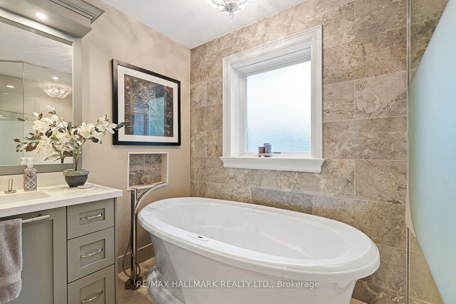 Photo 20 of 25 Queensborough Crescent, Etobicoke, Willowridge-Martingrove-Richview — HOMEH
