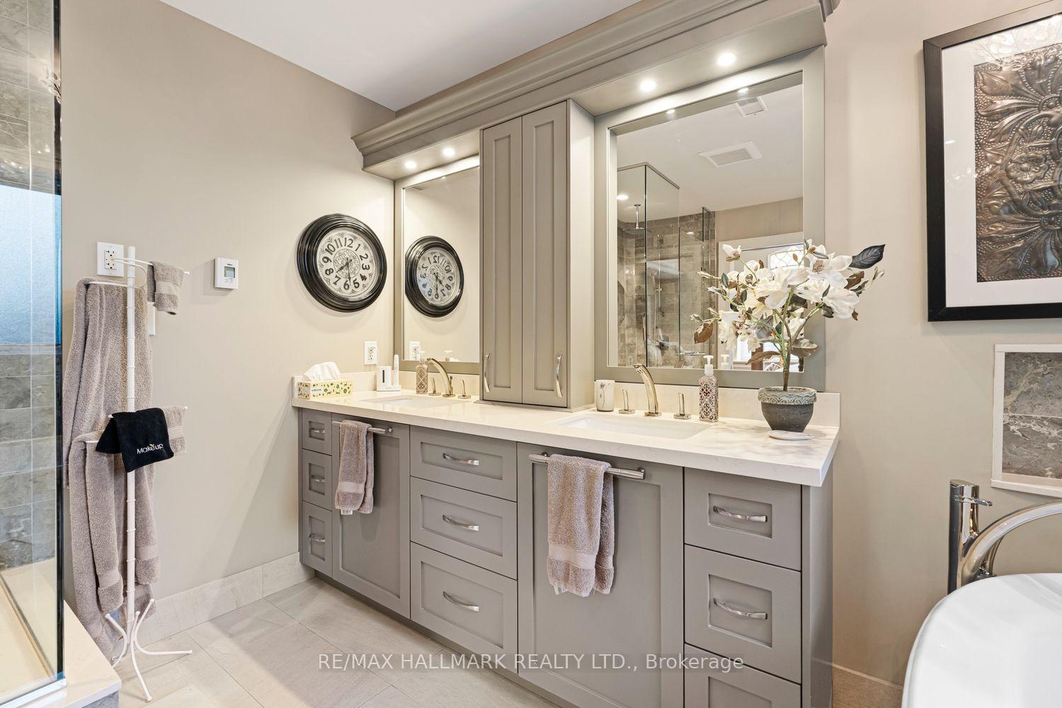 Photo 21 of 25 Queensborough Crescent, Etobicoke, Willowridge-Martingrove-Richview — HOMEH