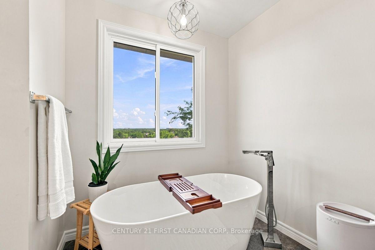 Photo 33 of 199 Somerset Crescent, London, South K — HOMEH