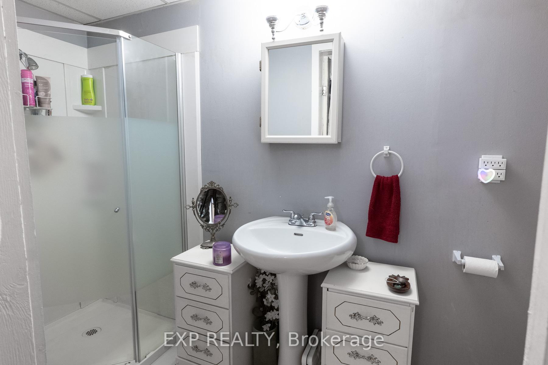 Photo 11 of 35 Ontario Street, Clarington, Bowmanville — HOMEH