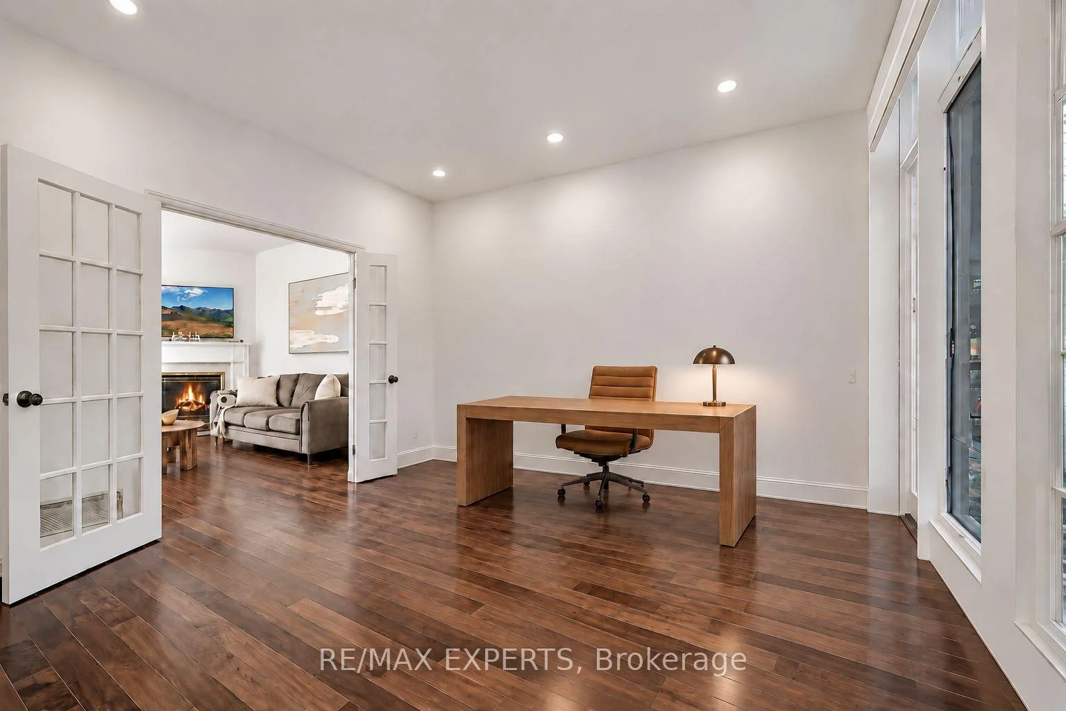 Photo 4 of 936 Talisman Crescent, London, South L — HOMEH