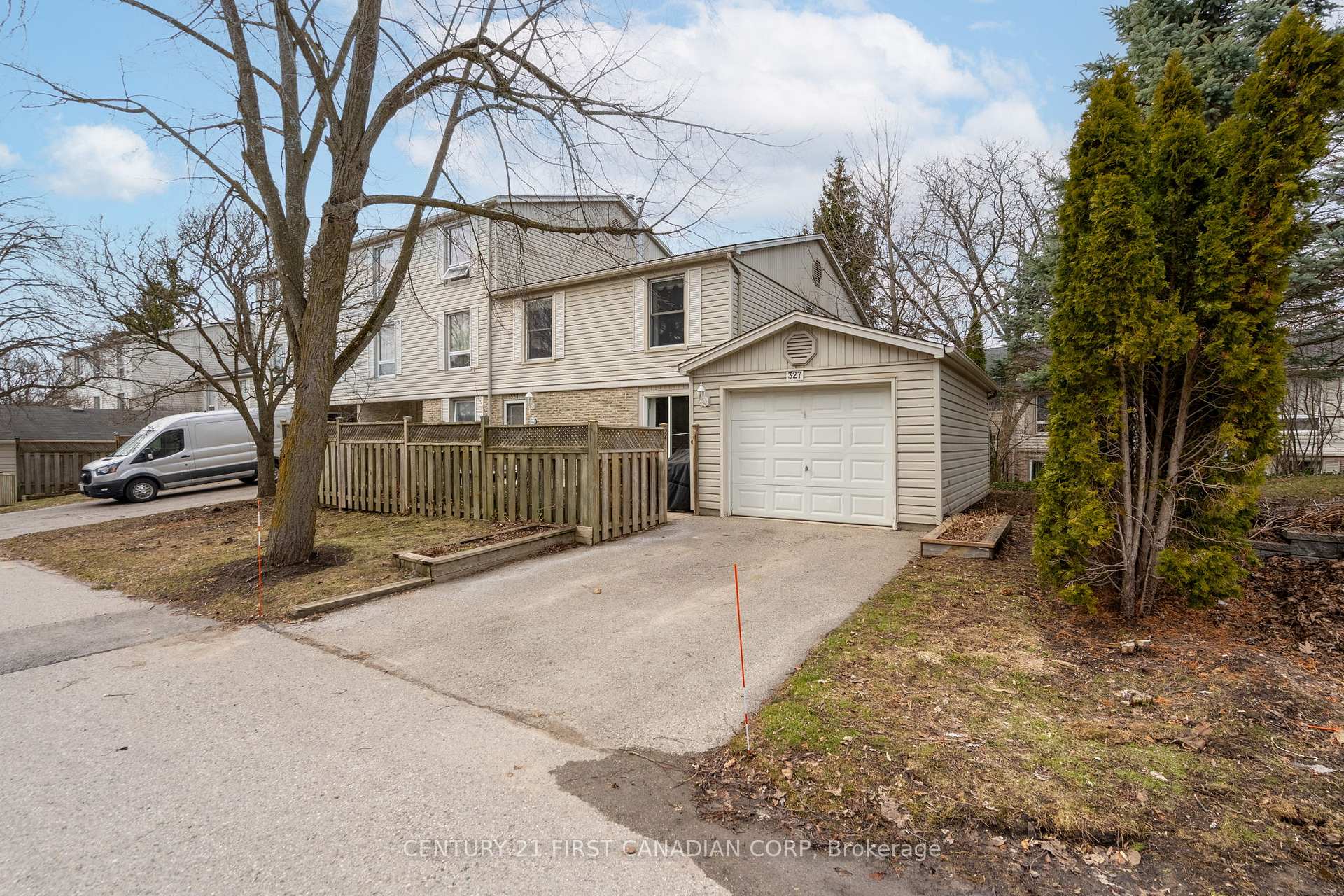 Photo of 327 Everglade Crescent