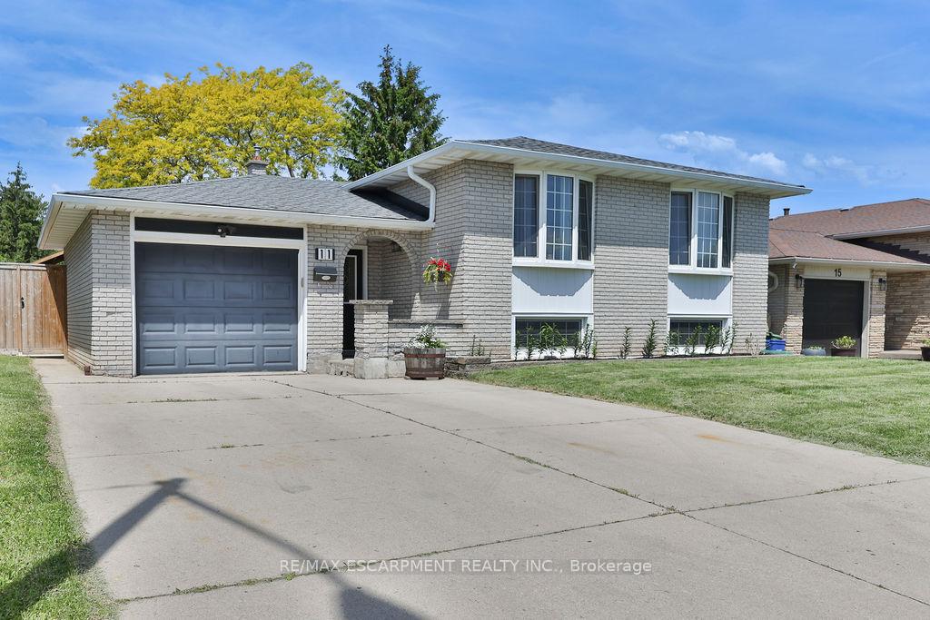 Photo 2 of 11 Lynwood Drive, Hamilton, Stoney Creek — HOMEH