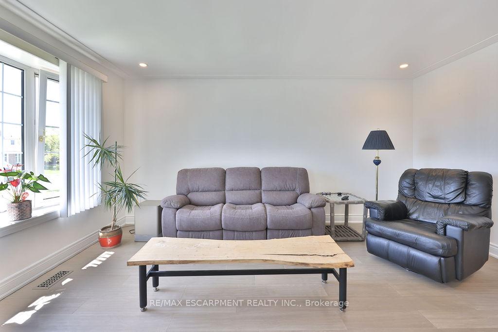 Photo 12 of 11 Lynwood Drive, Hamilton, Stoney Creek — HOMEH