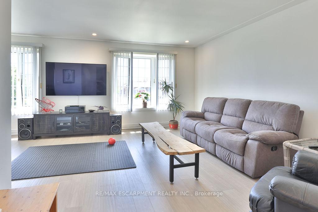 Photo 13 of 11 Lynwood Drive, Hamilton, Stoney Creek — HOMEH