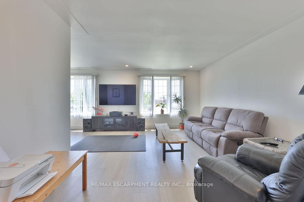 Photo 14 of 11 Lynwood Drive, Hamilton, Stoney Creek — HOMEH