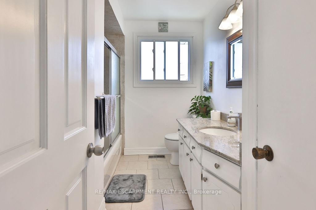 Photo 16 of 11 Lynwood Drive, Hamilton, Stoney Creek — HOMEH