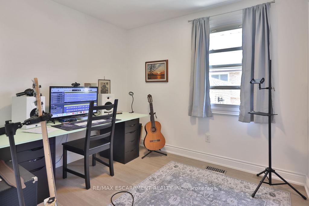 Photo 17 of 11 Lynwood Drive, Hamilton, Stoney Creek — HOMEH