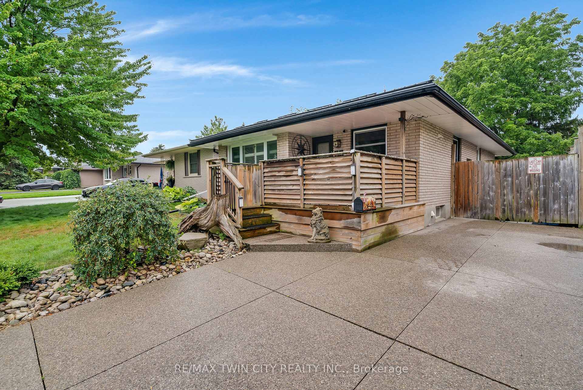 Photo 3 of 83 Kimberly Crescent, Kitchener, Laurentian Hills — HOMEH