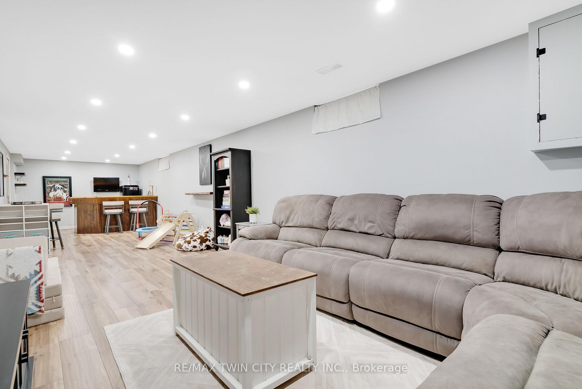 Photo 24 of 83 Kimberly Crescent, Kitchener, Laurentian Hills — HOMEH