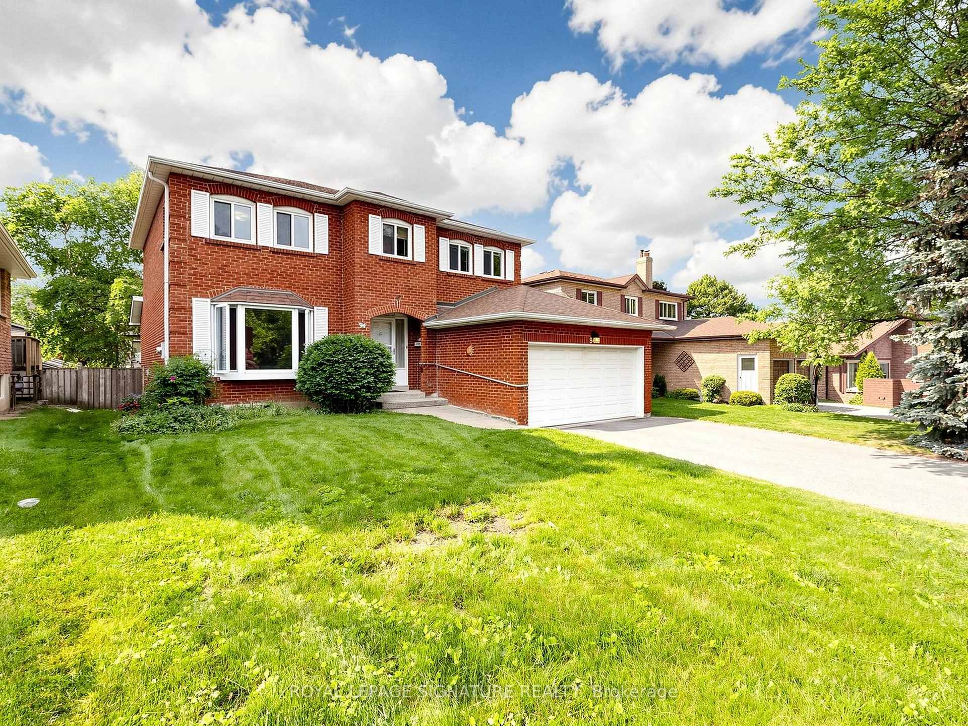 Photo 2 of 94 Howlett Avenue, Newmarket, Huron Heights-Leslie Valley — HOMEH